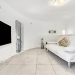 Adriana Villa *
